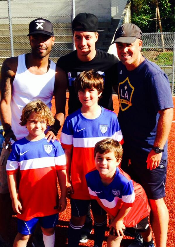 Samir Nasri spelar fotboll med kids. Samir Nasri spelar fotboll med kids.